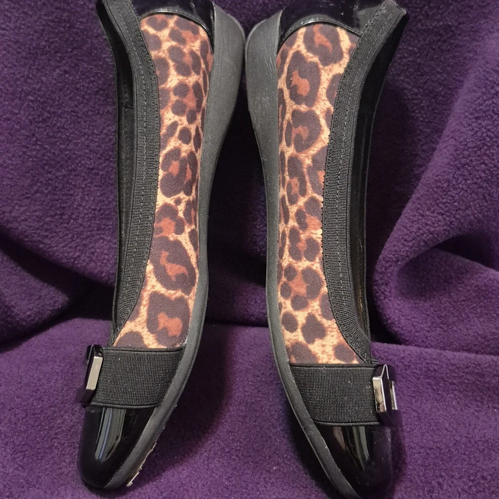 16-KK Anne Klein 7.5 Leopard Print & Black Flats women's slip-ons comfort shoes - Picture 5 of 10
